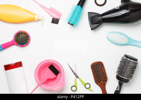Bild von Objekten für Friseur, Fön, Kamm, Schere auf weißem Hintergrund  Stockfotografie - Alamy