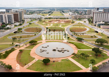 Vista da Torre de TV para o Eixo Monumental. Vista das ruas planejadas da Capital Federal, Esplanada dos Ministérios e Congresso Nacional fundo Ao em Brasília, DF Stockfoto