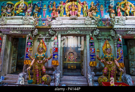 Statuen im Sri Veeramakaliamman Tempel in Little India, Singapur Stockfoto