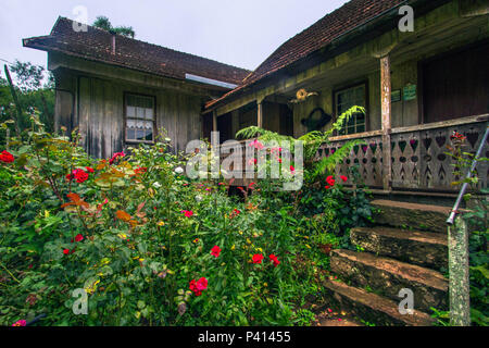 Casa centenária, Casa da família Ferrari, Casa de Madeira com Mais de 120 anos, linha Bonita, gramado, Rio Grande do Sul sul do Brasil, Brasil, Casa de Madeira, Casa Antiga, moradia, habitação, Zona rural do Rio Grande do Sul, Daten da Foto Dezembro de 2018 Stockfoto