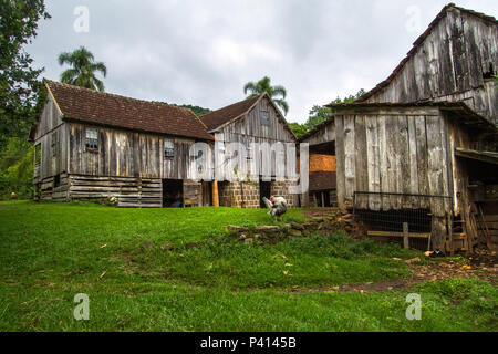 Casa centenária, Casa da família Ferrari, Casa de Madeira com Mais de 120 anos, linha Bonita, gramado, Rio Grande do Sul sul do Brasil, Brasil, Casa de Madeira, Casa Antiga, moradia, habitação, Zona rural do Rio Grande do Sul, Daten da Foto Dezembro de 2018 Stockfoto