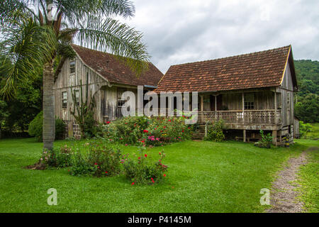 Casa centenária, Casa da família Ferrari, Casa de Madeira com Mais de 120 anos, linha Bonita, gramado, Rio Grande do Sul sul do Brasil, Brasil, Casa de Madeira, Casa Antiga, moradia, habitação, Zona rural do Rio Grande do Sul, Daten da Foto Dezembro de 2018 Stockfoto