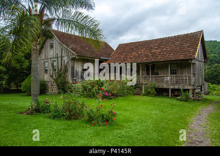 Casa centenária, Casa da família Ferrari, Casa de Madeira com Mais de 120 anos, linha Bonita, gramado, Rio Grande do Sul sul do Brasil, Brasilien, Daten da Foto Dezembro de 2018 Stockfoto