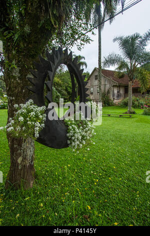 Casa centenária, Casa da família Ferrari, Casa de Madeira com Mais de 120 anos, linha Bonita, gramado, Rio Grande do Sul sul do Brasil, Brasil, Casa de Madeira, Casa Antiga, moradia, habitação, Zona rural do Rio Grande do Sul, reciclagem de Pneus, Daten da Foto Dezembro de 2018 Stockfoto