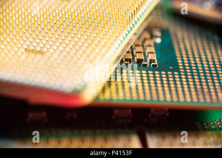 Zwei verschiedene CPUs mit verschiedenen Arten von Verbindungen. Stockfoto