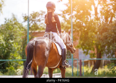 Junge Mädchen reiten auf Pferderennen. Equestrian Dressursport Hintergrund mit Kopie Raum Stockfoto