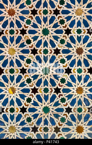 Detail eines gefliesten Wand, Reales Alcázares de Sevilla, Sevilla, Andalusien, Spanien. Stockfoto