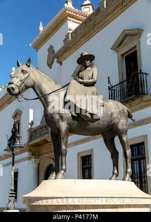 Denkmal für Dona Maria de las Mercedes de Borbón (Condesa de Barcelona) außerhalb der Stierkampfarena, Plaza de Toros, Sevilla, Andalusien, Spanien. Stockfoto
