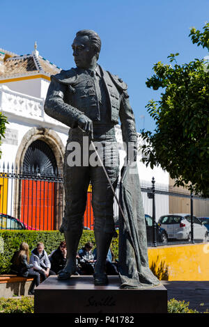 Statue der Matador Curro Romero außerhalb der Stierkampfarena, Plaza de Toros, Sevilla, Andalusien, Spanien. Stockfoto