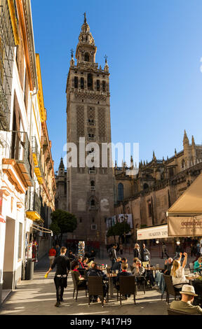 Der Glockenturm Giralda von Sevilla Kathedrale der Heiligen Maria, Andalusien, Spanien. Stockfoto