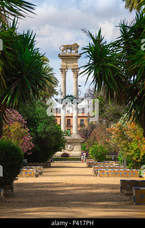 Sevilla Murillo Gärten, mit Blick auf die Christopher Columbus Monument (Monumento a Cristobal Colon) in den Jardines de Murillo in Sevilla (Sevilla), Spanien. Stockfoto