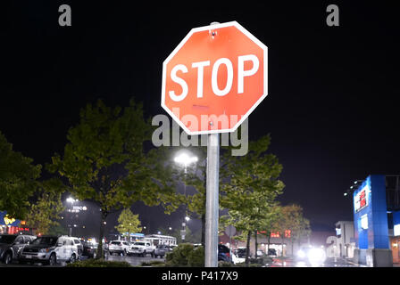 Coquitlam, BC, Kanada - Mai 08, 2018: Motion von Stop-Zeichen vor der Parkplatz bei Regen Nacht Stockfoto