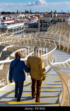 Das Metropol Parasol Passerelle, Plaza De La Encarnacion in Sevilla, Andalusien, Spanien. Stockfoto