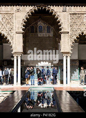 Touristen im Patio de Las Doncellas Hof, Reales Alcázares de Sevilla, Sevilla, Andalusien, Spanien. Stockfoto