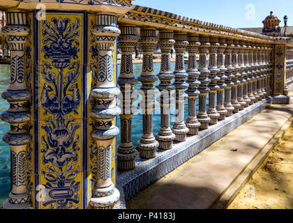 Keramische Fliesen- Bannister, Plaza de Espana, Andalusien, Spanien. Stockfoto