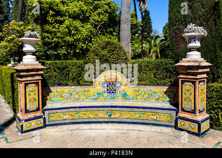 Ein Fliesen- dekorative Sitzbank, die Reales Alcazares Gärten, Reales Alcázares de Sevilla, Sevilla, Andalusien, Spanien Stockfoto