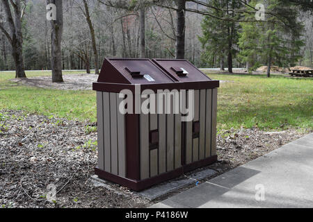 Ein Bär Nachweis Mülleimer im Pisgah National Forest. Stockfoto