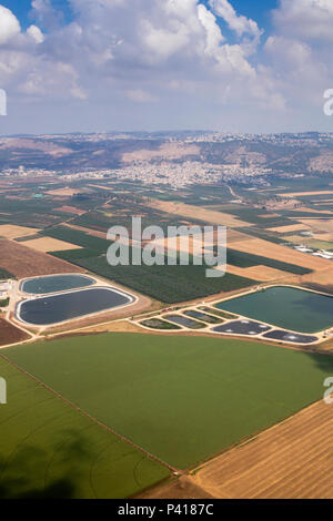 Landwirtschaftliche Landschaft mit Fisch Zuchtbecken in Jesreel Tal, im Norden Israels, Luftaufnahme Stockfoto