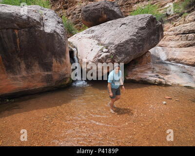 Junge Frau genießen einige backpacking Ausfallzeiten in Einsiedler Creek im Grand Canyon National Park, Arizona. Stockfoto