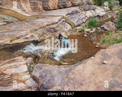 Junge Frau genießen einige backpacking Ausfallzeiten in Einsiedler Creek im Grand Canyon National Park, Arizona. Stockfoto