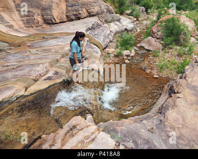 Junge Frau genießen einige backpacking Ausfallzeiten in Einsiedler Creek im Grand Canyon National Park, Arizona. Stockfoto