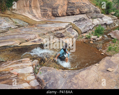 Junge Frau genießen einige backpacking Ausfallzeiten in Einsiedler Creek im Grand Canyon National Park, Arizona. Stockfoto