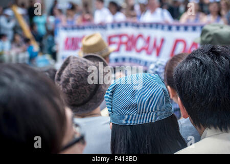 Japaner und Amerikaner säumen die Straße, Schulter-zu-Schulter und beobachtete, wie der 28. jährliche American Day Parade banner Märsche Vergangenheit in Misawa Stadt, Japan, 5. Juni 2016. Veranstaltungen wie diese sind wichtig, da sie es sich leisten, Misawa Nachbarn, amerikanischen und japanischen gleichermaßen, Chancen in einer entspannten Umgebung, die speziell für den Aufbau von Freundschaften geplant zu interagieren. Mehr als 80.000 Teilnehmer aus der gesamten Präfektur Aomori reiste nach Misawa Stadt amerikanische und japanische Kultur zu genießen. (U.S. Air Force Foto: Staff Sgt. Benjamin W. Stratton) Stockfoto