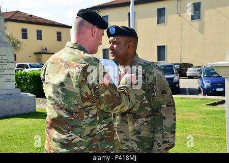 General David M. Rodriguez, Kommandierender General der United States Africa Command, Auszeichnungen der Armee Verdienstorden Generalmajor Darryl A. Williams, ausgehende kommandierenden General der US-Armee Afrika/südlichen europäischen Task Force, die während eines Befehls Zeremonie an Caserma Ederle in Vicenza, Italien Jun 1, 2016. (U.S. Armee Foto von visuellen Informationen Spezialist Paolo Bovo/freigegeben) Stockfoto