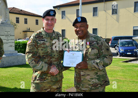 General David M. Rodriguez, Kommandierender General der United States Africa Command, Auszeichnungen der Armee Verdienstorden Generalmajor Darryl A. Williams, ausgehende kommandierenden General der US-Armee Afrika/südlichen europäischen Task Force, die während eines Befehls Zeremonie an Caserma Ederle in Vicenza, Italien Jun 1, 2016. (U.S. Armee Foto von visuellen Informationen Spezialist Paolo Bovo/freigegeben) Stockfoto