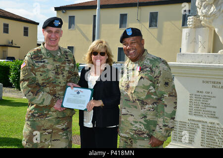 Gen. David Rodriguez (links), Kommandierender General der United States Africa Command, Auszeichnungen der Armee hervorragende Zivildienst Medaille an Frau Erin Williams, und die Armee Verdienstorden Generalmajor Darryl A. Williams, ehemaliger Kommandant der US-Armee Afrika und Südlichen europäischen Task Force, die während eines Befehls Zeremonie an Caserma Ederle in Vicenza, Italien Jun 1, 2016. (U.S. Armee Foto von visuellen Informationen Spezialist Paolo Bovo/freigegeben) Stockfoto