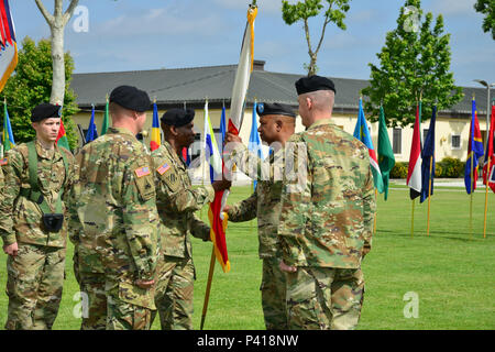 Us-Armee Afrika und Südlichen europäischen Task Force Command Sgt. Maj. Christopher G. Gilpin übergibt die Guidon die scheidenden Kommandeur Generalmajor Darryl A. Williams während der USARAF/SETAF Ändern des Befehls Zeremonie am 1. Juni 2016 über Caserma Ederle, Vicenza, Italien. (U.S. Armee Foto von visuellen Informationen Spezialist Paolo Bovo/freigegeben) Stockfoto