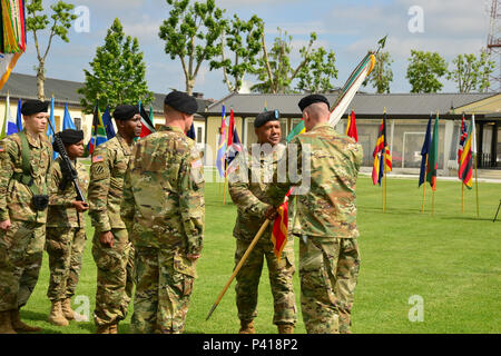 Us-Armee Afrika und Südlichen europäischen Task Force ausgehende Commander Generalmajor Darryl A. Williams leitet die Einheit guidon zu US Africa Command kommandierenden General General David M. Rodriguez AFRICOM Commander während der USARAF/SETAF Ändern des Befehls Zeremonie am 1. Juni 2016 über Caserma Ederle, Vicenza, Italien. (U.S. Armee Foto von visuellen Informationen Spezialist Paolo Bovo/freigegeben) Stockfoto