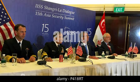 Verteidigungsminister Asche Carter, zusammen mit dem Leiter der Marineoperationen Adm. John Richardson (links), Commander, Pacific Command Adm. Harry Harris und David Schere, der Stellvertretende Verteidigungsminister für Asiatische und pazifische Sicherheit Angelegenheiten, (ganz rechts) eine kurze Medien Fragen und Antworten an den 2016 Shangri-La-Dialog. Der Gipfel brachte höhere Offiziere der Streitkräfte und bürgerliche Führer für eine 2-tägige Veranstaltung in Singapur Juni 4-5, 2016. Us-Foto von Amy Forsythe, Verteidigung Media Aktivität. Stockfoto