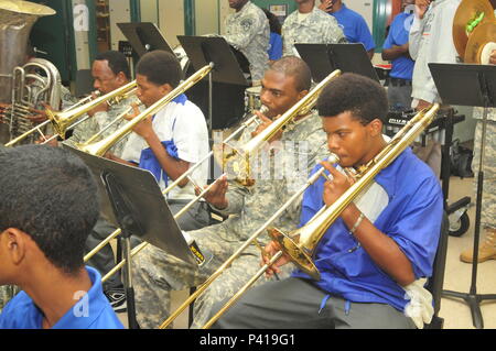 Sgts. Darnley Soanes (links) und kleon Otto (rechts), Posaune Spieler mit dem 73 Army Band, Virgin Islands National Guard spielen mit Studenten der St. Croix pädagogische Komplexe High School Band während eines mentoring Session, 3. Juni. Wenn die Band reist, die Mitglieder nehmen Sie sich Zeit zum Mentor lokale angehende Musiker an den lokalen Schulen. Stockfoto