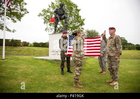 Us-Armee SPC. Tracy McKithern, 982Nd Combat Camera Company (Airborne), East Point, Ga. reenlists am Eisen Mike Memorial, La Fiere, Sainte-Mere-Eglise, Frankreich, 3. Juni 2016. (U.S. Armee Foto von Sgt. Sergio Villafane/Freigegeben) Stockfoto