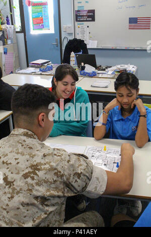 Lance Cpl. Simon B. Delacruz jr. spielt ein Spiel mit Studierenden an Sanderson Middle School, Northern Territory, Australien, am 3. Juni 2016. Marines mit der Koordinierung Element, Marine Drehkraft - Darwin, half mit einem Englisch mündliche Sprache Klasse durch Sprechen, Spielen und Hören von Kursteilnehmern der mittleren Schule. Delacruz, aus Rochester, New York, ist eine Cyber-Netzbetreiber mit FCE, MRF-D. (U.S. Marine Corps mit freundlicher Genehmigung Foto/Freigegeben) Stockfoto