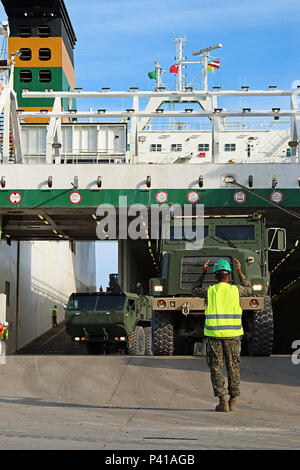 Marines guide Fahrzeuge aus einem britischen Roll on Roll off-Schiff im Hafen von Riga, Lettland, bevor Sie den Artikel in Adazi Militärbasis durch Konvoi Juni 4. Die US-Marines sind derzeit in Lettland, die in der Übung Sabre Streik 16 zu beteiligen, ihre kollektive Fähigkeit Truppen zu bewegen und Ausrüstung zu demonstrieren, und Ihre anhaltende Unterstützung von NATO-Verbündeten Ländern zeigen. (U.S. Armee Foto von Sgt. Paige Behringer, 10 Drücken Sie Camp Headquarters) Stockfoto