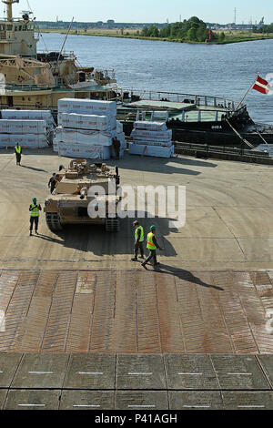 Marines guide Fahrzeuge aus einem britischen Roll on Roll off-Schiff im Hafen von Riga, Lettland, bevor Sie den Artikel in Adazi Militärbasis durch Konvoi Juni 4. Die US-Marines sind derzeit in Lettland, die in der Übung Sabre Streik 16 zu beteiligen, ihre kollektive Fähigkeit Truppen zu bewegen und Ausrüstung zu demonstrieren, und Ihre anhaltende Unterstützung von NATO-Verbündeten Ländern zeigen. (U.S. Armee Foto von Sgt. Paige Behringer, 10 Drücken Sie Camp Headquarters) Stockfoto