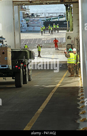 Marines guide Fahrzeuge aus einem britischen Roll on Roll off-Schiff im Hafen von Riga, Lettland, bevor Sie den Artikel in Adazi Militärbasis durch Konvoi Juni 4. Die US-Marines sind derzeit in Lettland, die in der Übung Sabre Streik 16 zu beteiligen, ihre kollektive Fähigkeit Truppen zu bewegen und Ausrüstung zu demonstrieren, und Ihre anhaltende Unterstützung von NATO-Verbündeten Ländern zeigen. (U.S. Armee Foto von Sgt. Paige Behringer, 10 Drücken Sie Camp Headquarters) Stockfoto