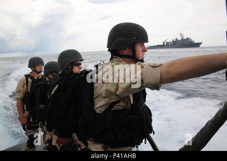 SULU SEE (4. Juni 2016) - US-Seeleute, die an Bord der Vorwärts eingeschifft bereitgestellten Whidbey Island Klasse dock Landung Schiff USS Ashland (LSD 48), führen Sie besuchen, Board, Suche, und Beschlagnahme Training mit Service Mitglieder der philippinischen Marine zur Unterstützung der Übung die Zusammenarbeit flott Bereitschaft und Weiterbildung. Der Service Mitglieder sollen in eine Anzahl von Klassen und Übungen mit den Marines und Matrosen an Bord der Ashland zu beteiligen. CARAT ist eine Reihe von jährlichen, bilaterale Seeverkehrsabkommen zwischen der US Navy, US Marine Corps und der bewaffneten Kräfte der neun Partner Nationen Bangladesch, Stockfoto