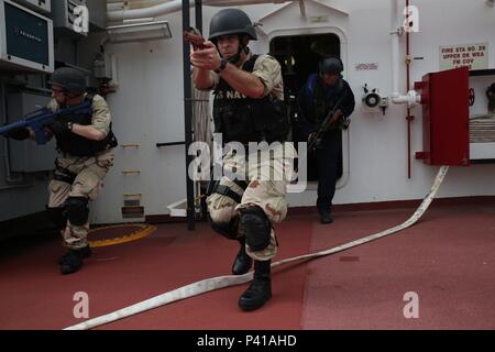 SULU SEE (4. Juni 2016) - US-Seeleute, die an Bord der Vorwärts eingeschifft bereitgestellten Whidbey Island Klasse dock Landung Schiff USS Ashland (LSD 48), führen Sie besuchen, Board, Suche, und Beschlagnahme Training mit Service Mitglieder der philippinischen Marine zur Unterstützung der Übung die Zusammenarbeit flott Bereitschaft und Weiterbildung. Der Service Mitglieder sollen in eine Anzahl von Klassen und Übungen mit den Marines und Matrosen an Bord der Ashland zu beteiligen. CARAT ist eine Reihe von jährlichen, bilaterale Seeverkehrsabkommen zwischen der US Navy, US Marine Corps und der bewaffneten Kräfte der neun Partner Nationen Bangladesch, Stockfoto