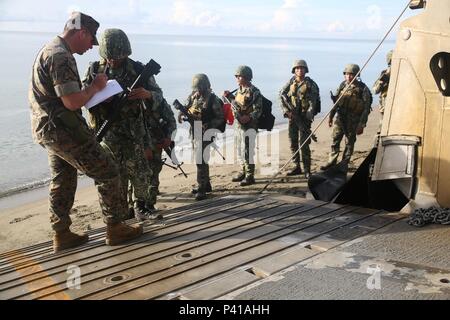 SULU SEE (5. Juni 2016) - US Marine Corps Sgt. Alan Cook prüft die Namen der Service Mitglieder der philippinischen Marine Corps, da sie eine Landing Craft Air Cushion Hoovercraft ein Board in die Vorwärts-bereitgestellt Whidbey Island Klasse dock Landung Schiff USS Ashland (LSD 48). Der Service Mitglieder sollen in eine Anzahl von Klassen und Übungen mit den Marinen und Matrosen an Bord der Ashland zur Unterstützung der Übung die Zusammenarbeit flott Bereitschaft und Training teilzunehmen. CARAT ist eine Reihe von jährlichen, bilaterale Seeverkehrsabkommen zwischen der US Navy, US Marine Corps und der bewaffneten Kräfte der neun Par Stockfoto