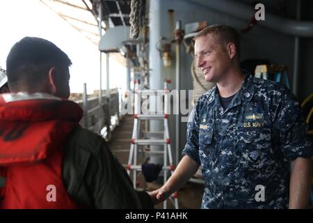 SULU SEE (5. Juni 2016) - Cmdr. Daniel Duhan, Kapitän der Vorwärts - bereitgestellt Whidbey Island Klasse dock Landung Schiff USS Ashland (LSD 48), grüßt hohes Ranking service Mitglieder der philippinischen Marine vor der Durchführung einer Ausbildung ausüben mit der USS Strethem (PDG63) und BRP Gregorio Del Pilar (PF15) zur Unterstützung der Übung die Zusammenarbeit flott Bereitschaft und Weiterbildung. CARAT ist eine Reihe von jährlichen, bilaterale Seeverkehrsabkommen zwischen der US Navy, US Marine Corps und der bewaffneten Kräfte der neun Partner Nationen Bangladesch, Brunei, Kambodscha, Indonesien, Malaysia, Singapur, den Philippin zu gehören Stockfoto