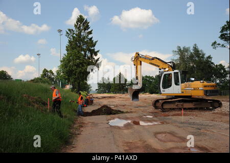 Aushubarbeiten in der Nähe der Soldier's Field (sportsfield) in der Nähe der Rheinlander Club in Baumholder, Deutschland, 6. Juni 2016. Die Gebäude 8688, 8687 und 8686 sind bereits abgerissen. Hier und unter den Rheinlander Club Gebäude gebaut werden insgesamt 70 neue Stadthäuser. Heute eine deutsche Baufirma tun groundworks und suchten die Umgebung für Flugzeuge Bomben und andere Überreste des Zweiten Weltkriegs oder Metall, die während des POST Vergessen - Krieg. Baumholder wurde mehrmals von der US Air Force und der britischen Royal Air Force im Zweiten Weltkrieg bombardiert Finden Sie noch Relikte aus Kriegszeiten. (U.S. Armee Stockfoto