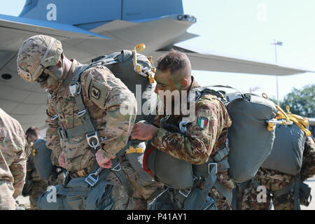 Ein US-Fallschirmjäger, 173Rd Airborne Brigade, (links) und eine Italienische Fallschirmjäger, Folgore Parachute Brigade, (rechts) für die gemeinsamen gewaltsamen Eindringen (JFE) in Polen für die Unterstützung der Übung schnelle Reaktion 16 vorbereiten. Schnelle Reaktion umfasst mehr als 5.000 Soldaten und Piloten aus Belgien, Deutschland, Frankreich, Großbritannien, Italien, den Niederlanden, Österreich, Polen, Portugal, Spanien und die Vereinigten Staaten und findet in Polen und Deutschland, 27. Mai - 26. Juni 2016 Stockfoto