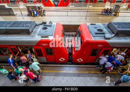 Estação da Luz; Estação Ferroviária; arquitetura da Estação da Luz; Companhia Paulista de Trens Metropolitanos; Construída em 1867 pela Estrada de Ferro Inglesa; São Paulo; Estado de São Paulo, Brasil; Trem; KPTM; passageiros; Transporte; Locomoção; Estação Ferroviária Stockfoto