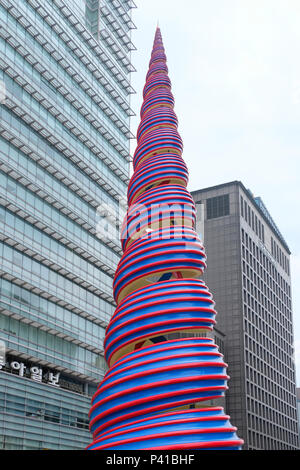 Zeitgenössische Skulptur Frühling erstellt von niederländischen Künstler Coosje Van Bruggen und schwedischen Künstlers Claes Oldenburg (2016) an Cheonggye Plaza in der Innenstadt von Seoul, die Hauptstadt der Südkorea gelegen Stockfoto