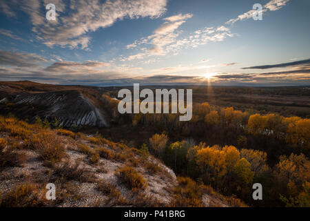 Schönen Herbst Landschaft mit Fluss und nebligen Wald im Tal, kalkhaltigen Hügeln Stockfoto