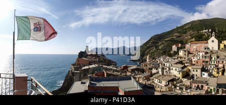 Vernazza, Italien - 20. Februar 2017: Italienische Flagge auf einem Balkon des ligurischen Dorf Stockfoto