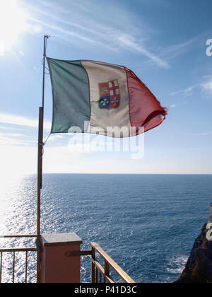 Vernazza, Italien - 20. Februar 2017: Italienische Flagge auf einem Balkon des ligurischen Dorf Stockfoto